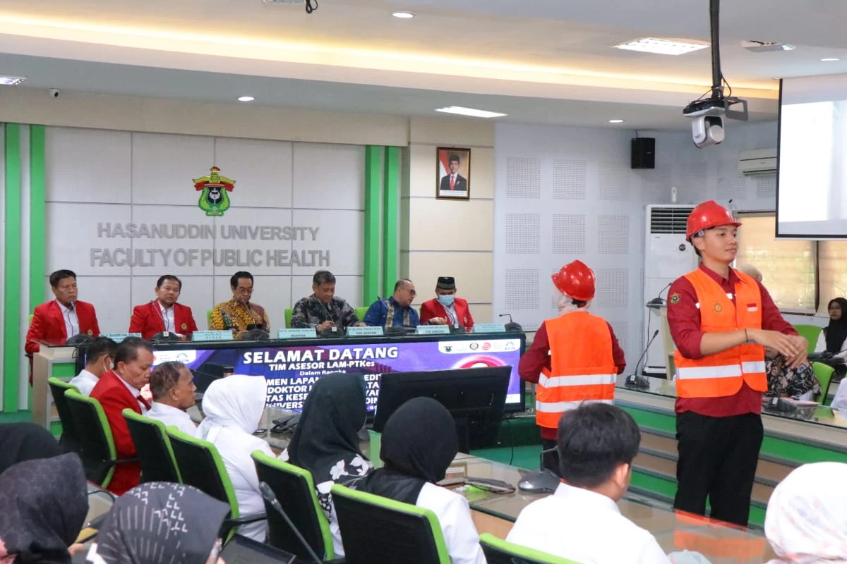 Dua relawan Keselamatan dan Kesehatan Kerja (K3) Universitas Hasanuddin melakukan peragaan safety induction sebelum dimulainya Asesmen Lapangan oleh LAM-PTKes di Fakultas Kesehatan Masyarakat Unhas. Kegiatan ini menegaskan komitmen Unhas terhadap budaya keselamatan dan profesionalisme dalam setiap aktivitas akademik.